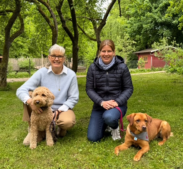 Christine Wulf-Ramm mit Hund Ruby, Gesa Jönßon mit Hund Emmy